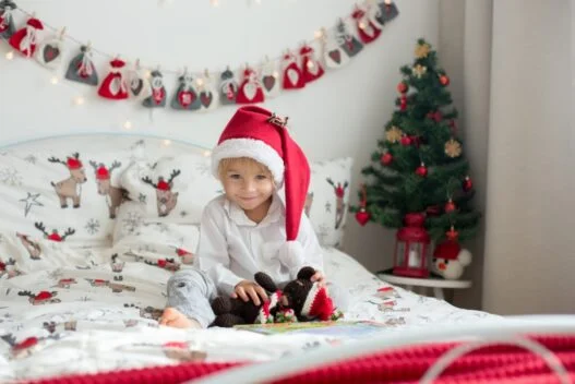 Dreng med pakkekalender i baggrunden