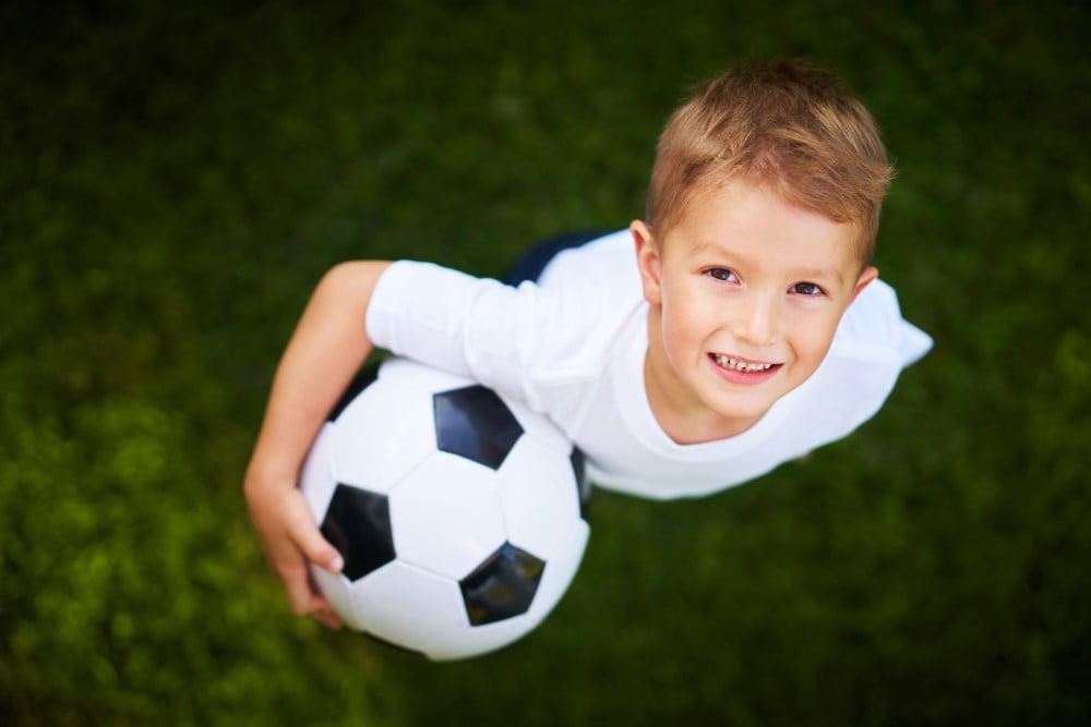 Dreng med en fodbold